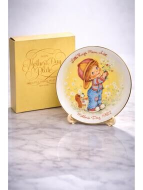 Avon 1982 Mother’s Day “Little Things Mean A Lot” Plate With Box & Stand, 5”